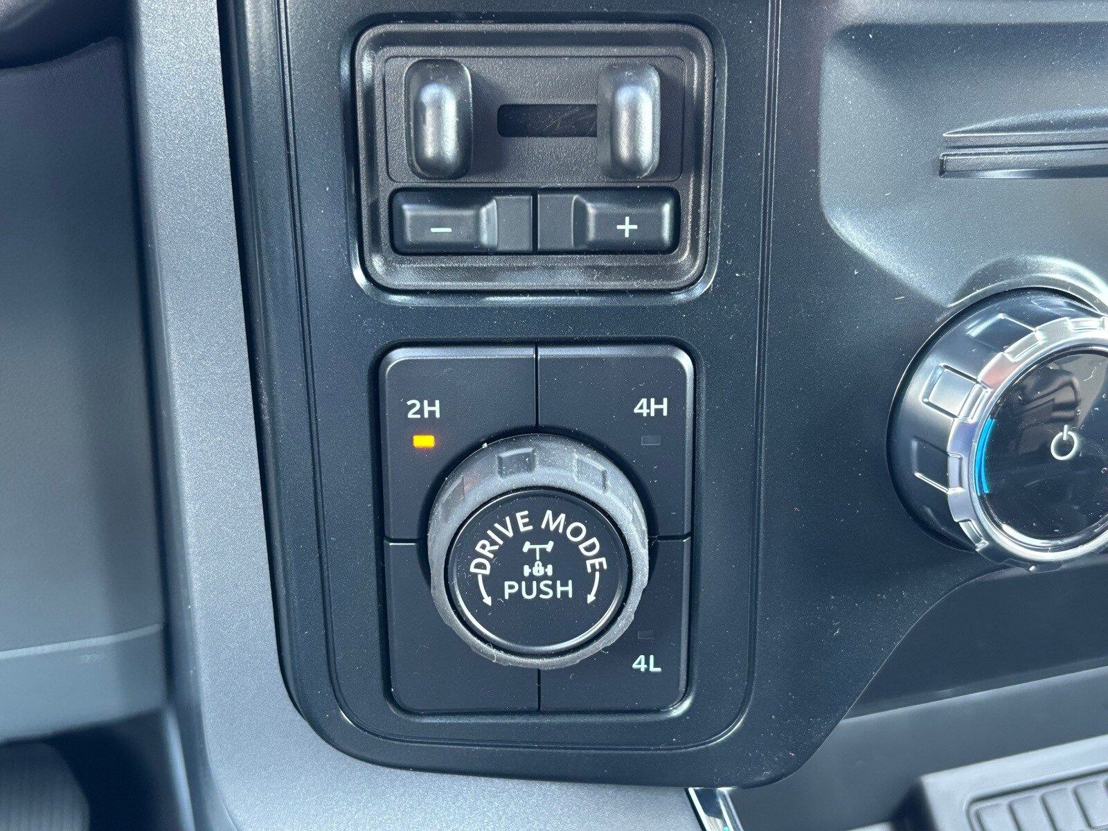 2025 Ford F-150 XLT photo 4