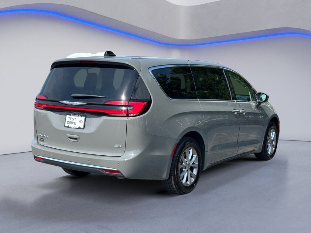 Certified 2023 Chrysler Pacifica Touring L Minivan/Van