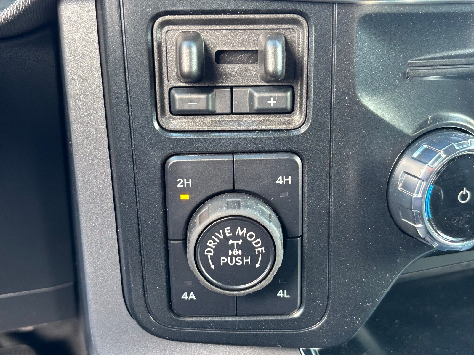 2025 Ford F-150 Lariat photo 4