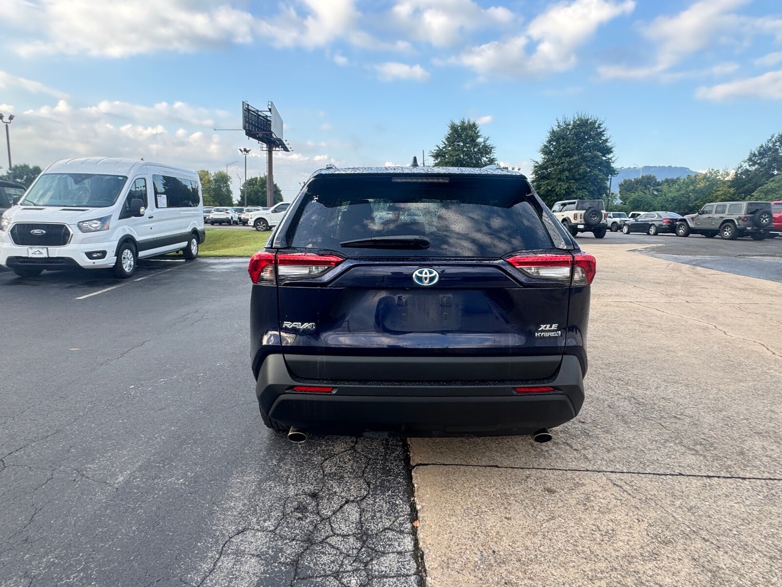 2022 Toyota RAV4 Hybrid XLE photo 3