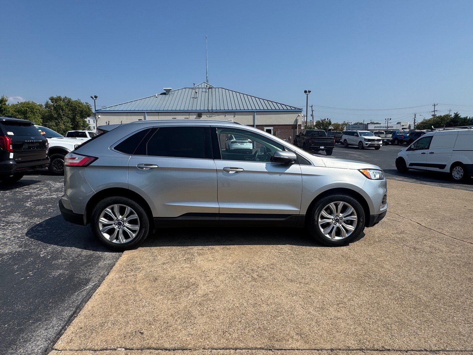 2020 Ford Edge Titanium photo 2