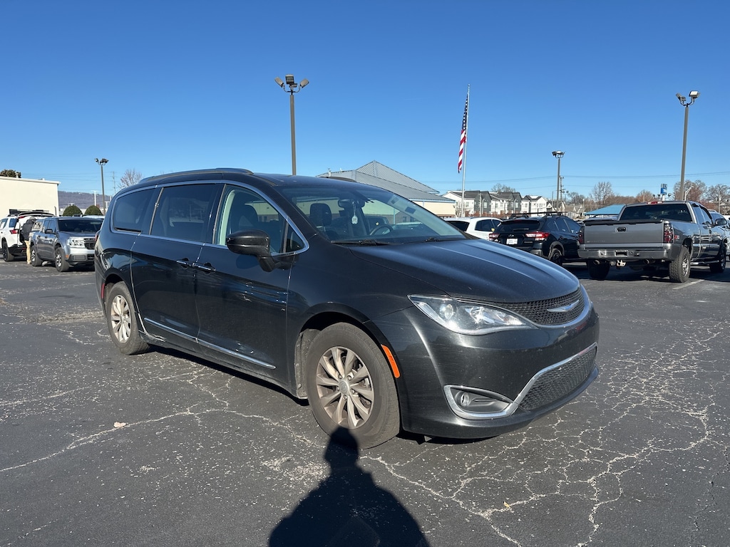 Used 2018 Chrysler Pacifica Touring L Minivan/Van