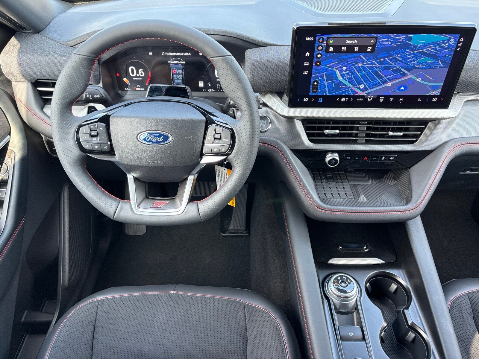 2025 Ford Explorer ST photo 2
