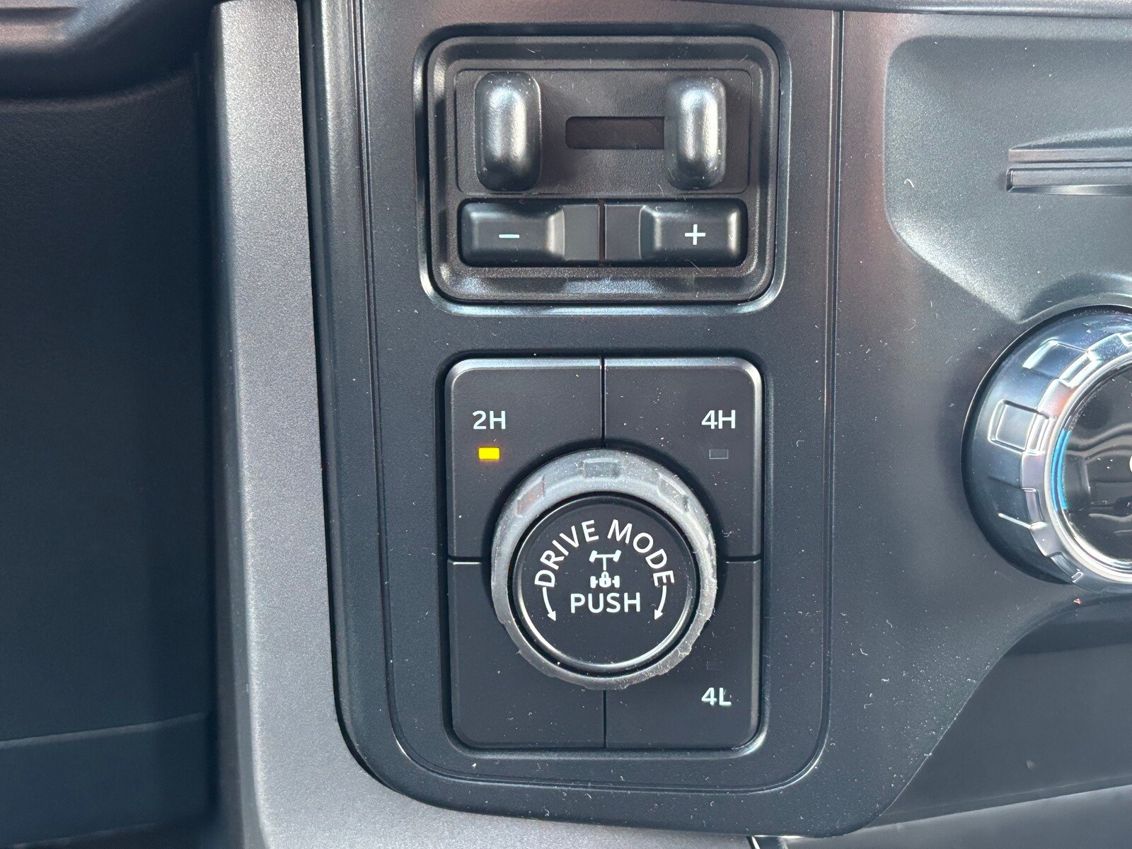 2025 Ford F-150 XLT photo 3