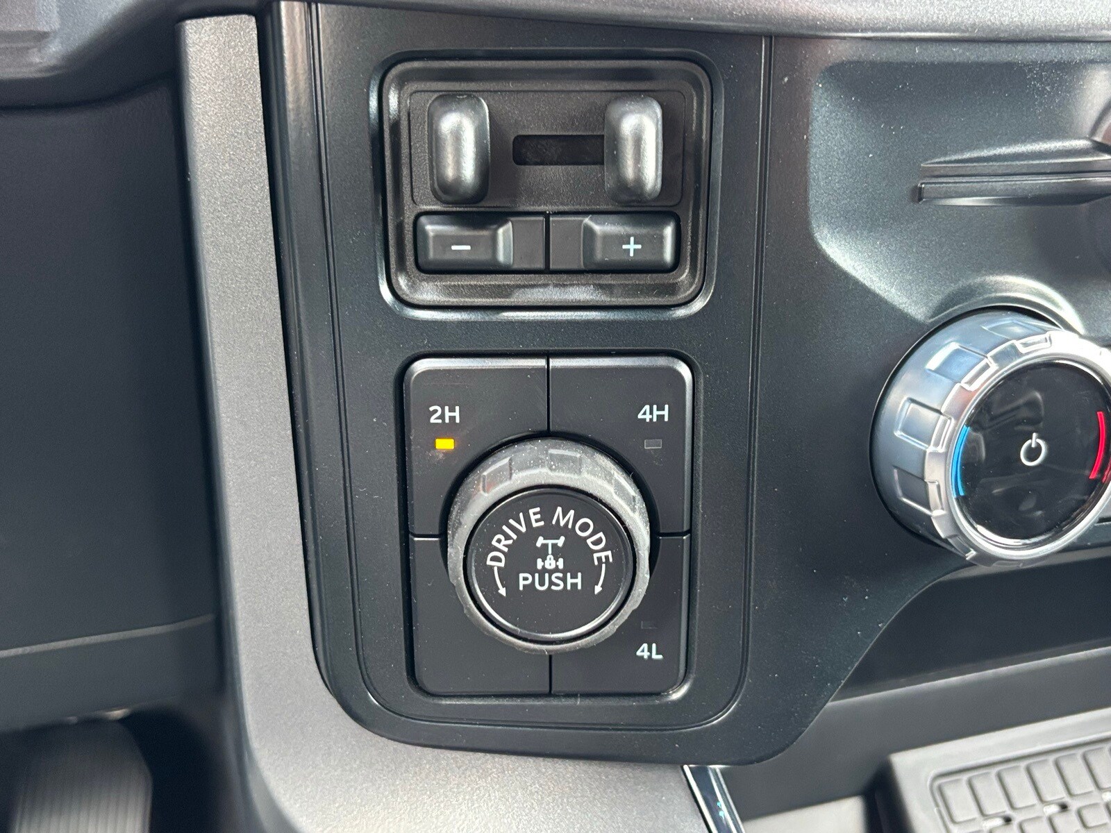2025 Ford F-150 XLT photo 4