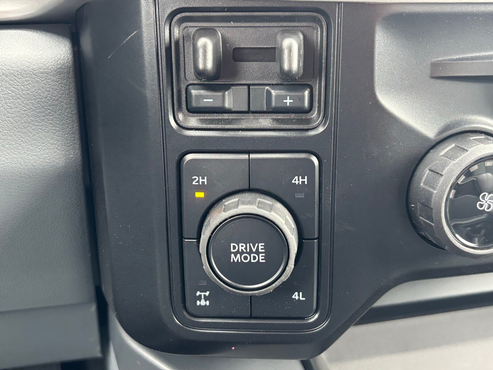 2026 Ford F-350 XLT photo 4