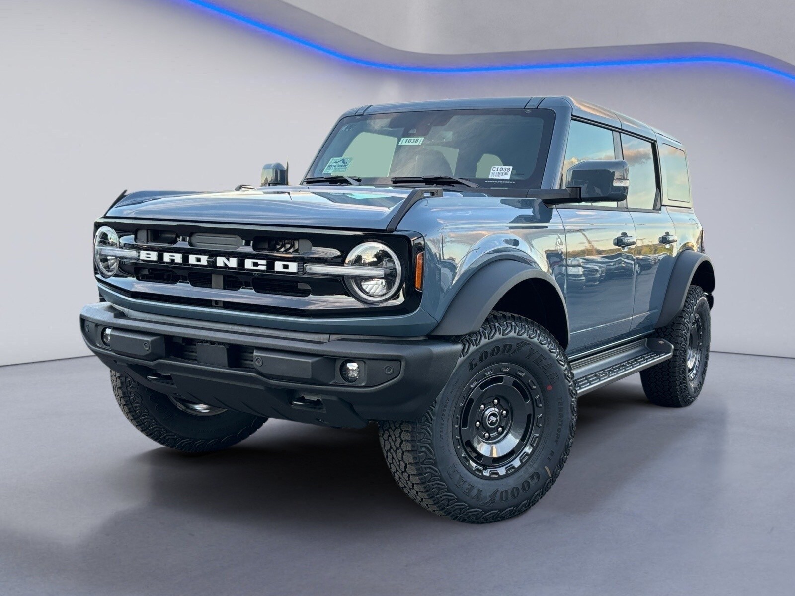 2025 Ford Bronco Outer Banks photo 2