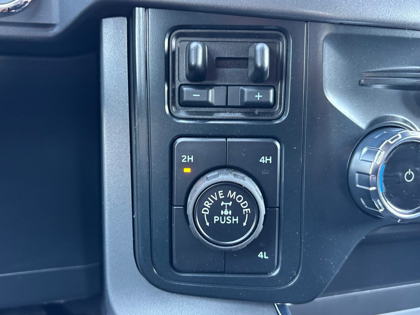 2025 Ford F-150 XLT photo 4