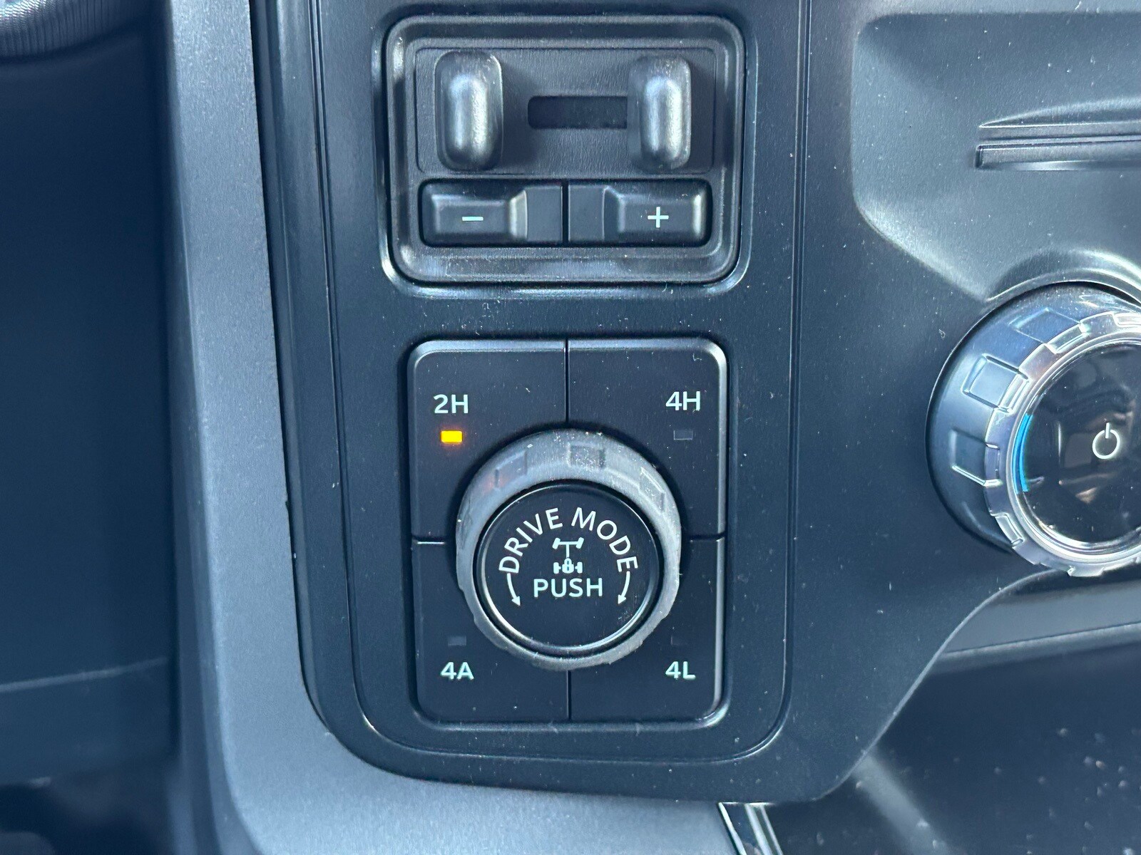 2025 Ford F-150 Lariat photo 4