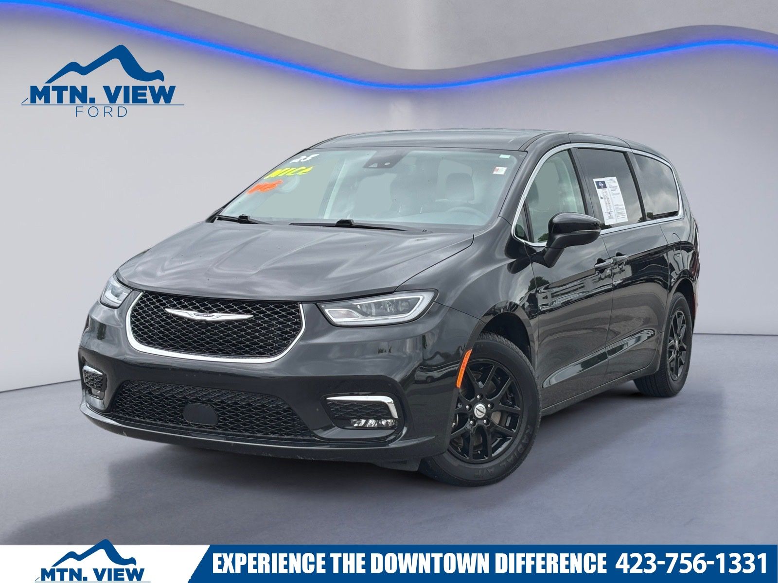 2023 Chrysler Pacifica Touring L's photo