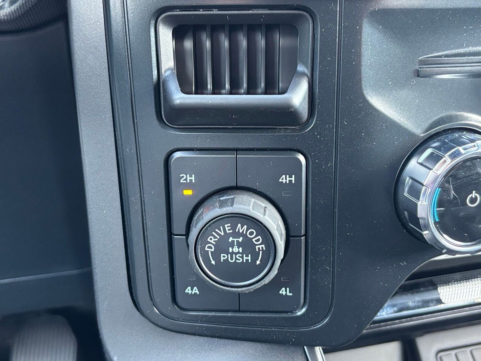 2025 Ford F-150 Lariat - Photo 17