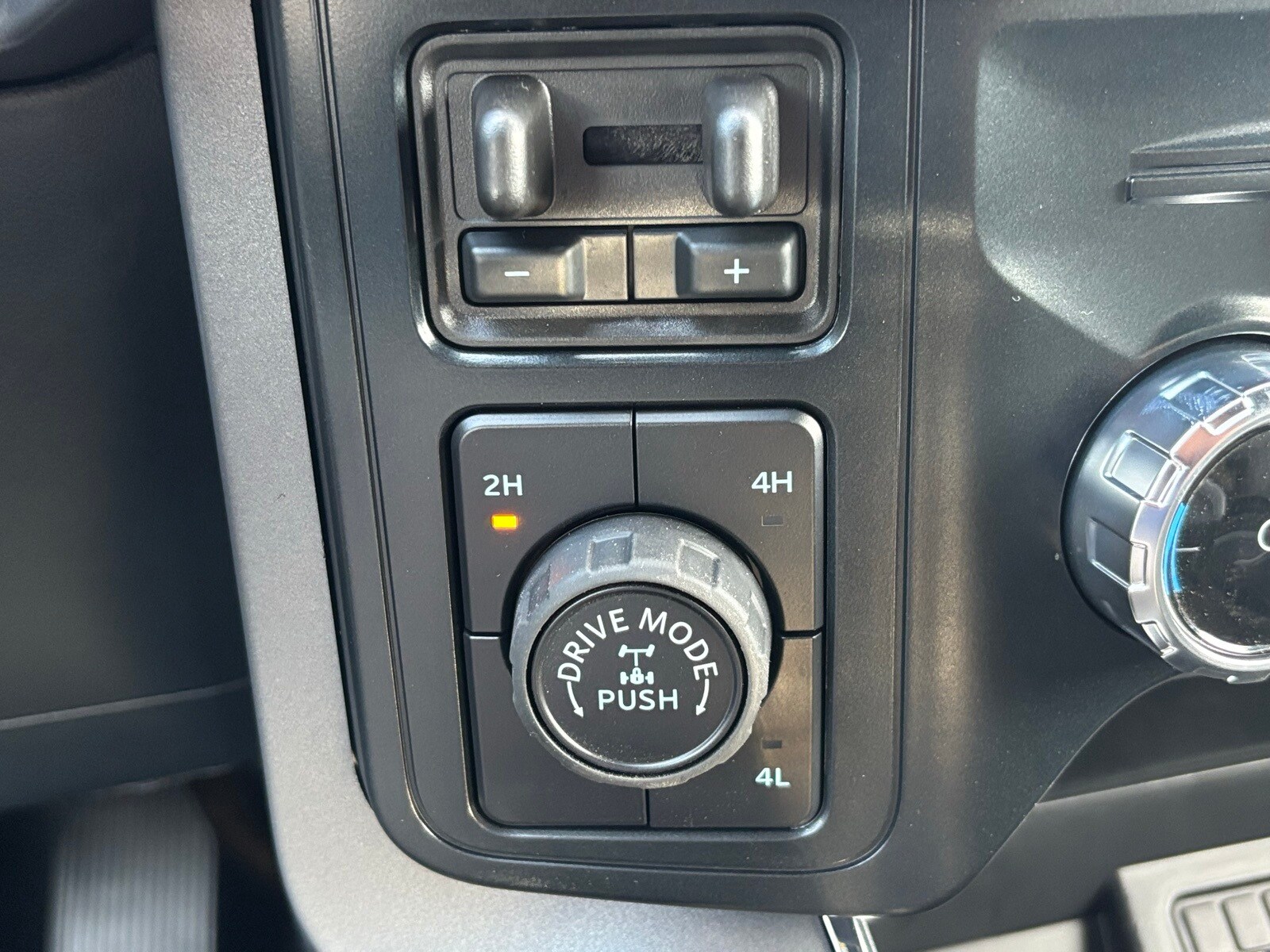 2025 Ford F-150 XLT photo 4