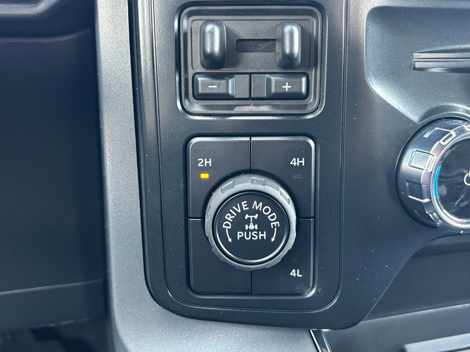 2025 Ford F-150 XLT photo 4