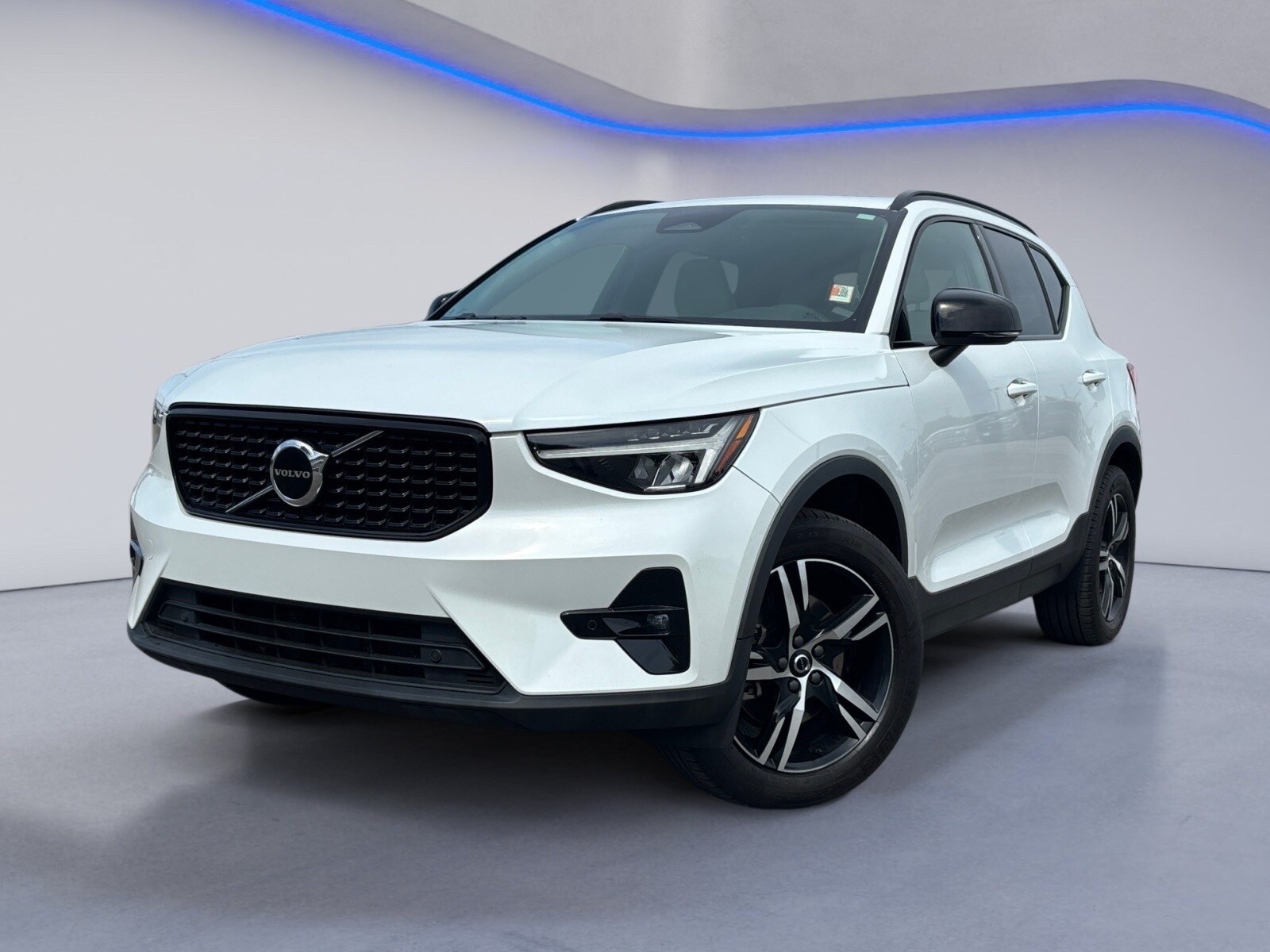 2023 Volvo XC40 Plus photo 2