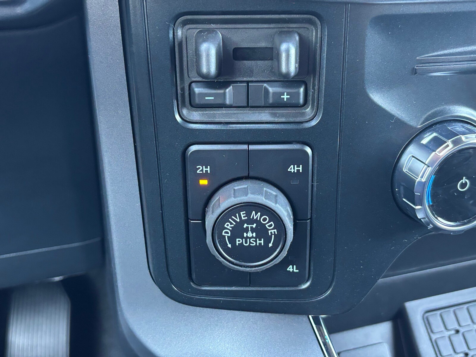 2025 Ford F-150 XLT photo 4
