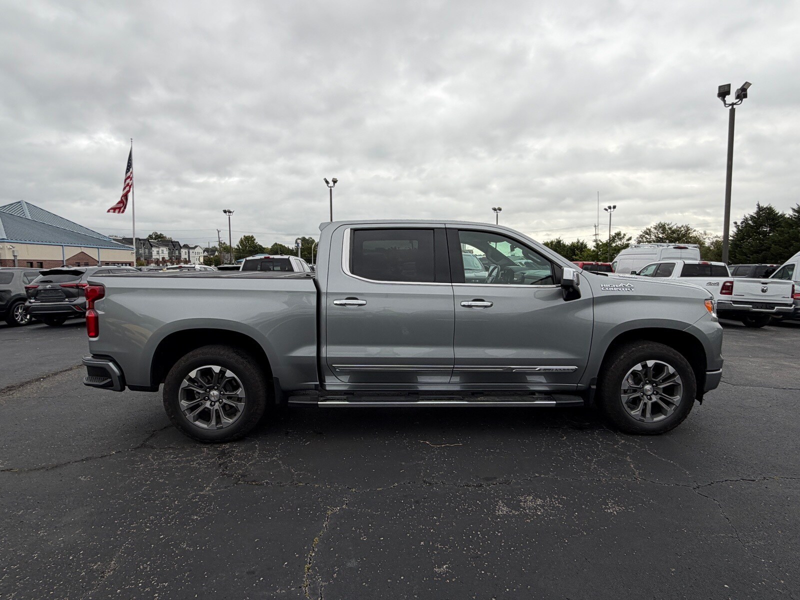 2024 Chevrolet Silverado 1500 High Country photo 2