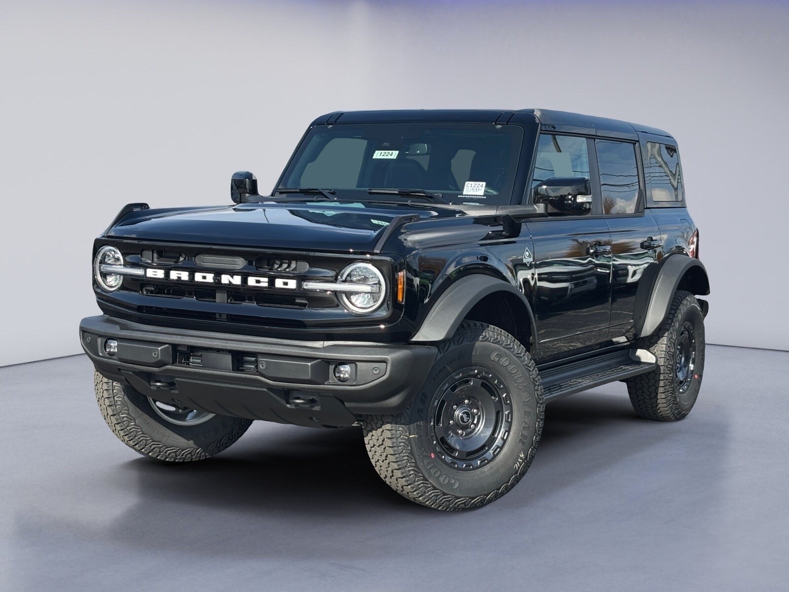 2025 Ford Bronco Outer Banks photo 2