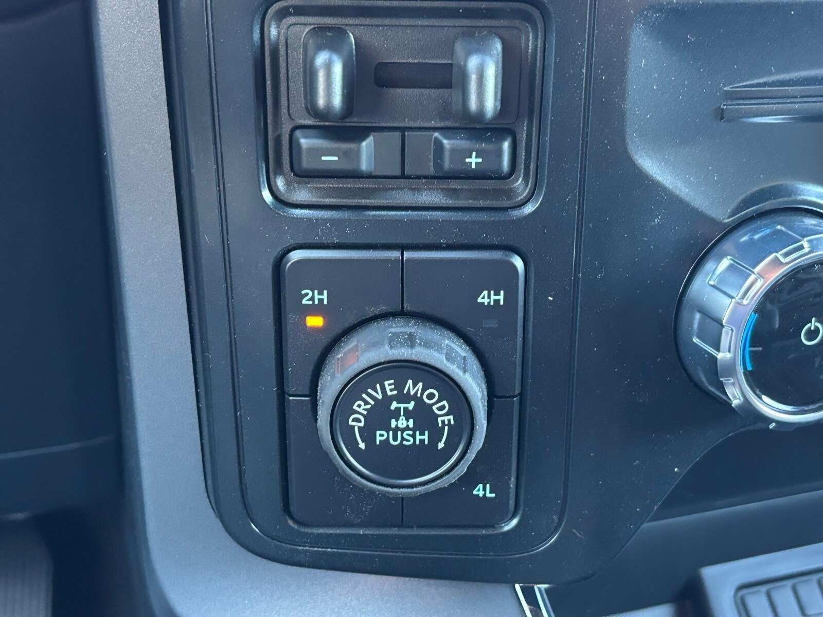 2025 Ford F-150 XLT photo 4