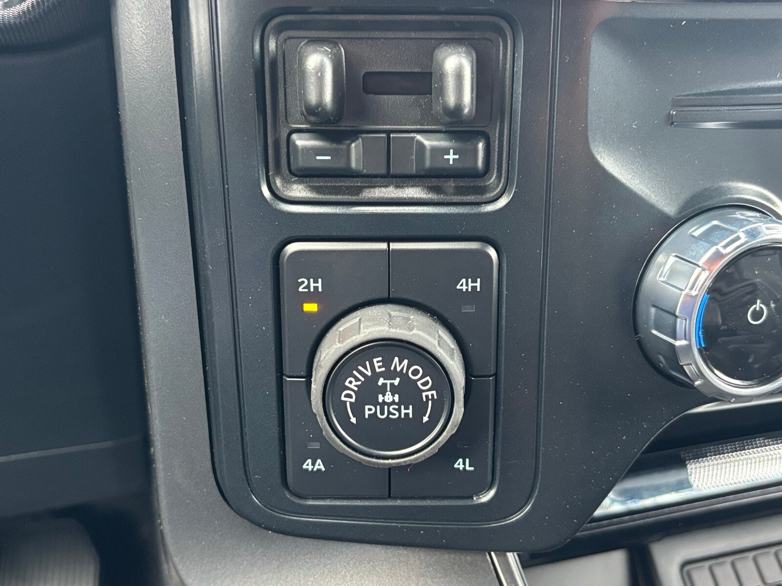 2025 Ford F-150 Lariat photo 3