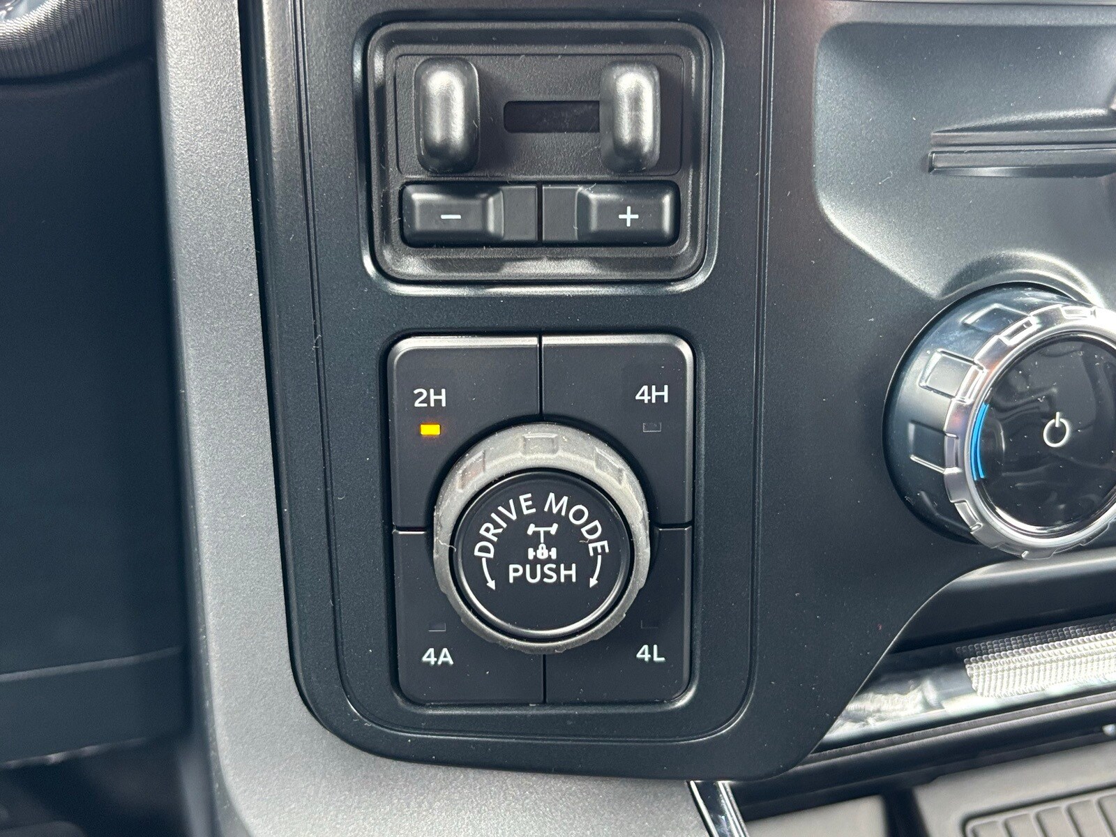 2025 Ford F-150 Lariat photo 4