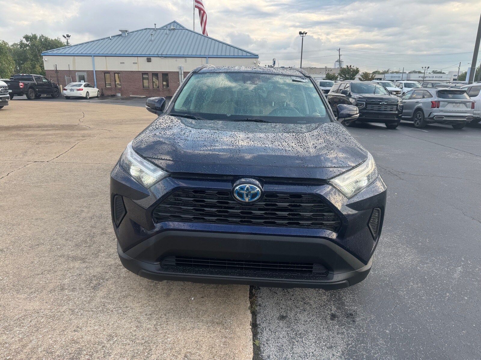 2022 Toyota RAV4 Hybrid XLE photo 2