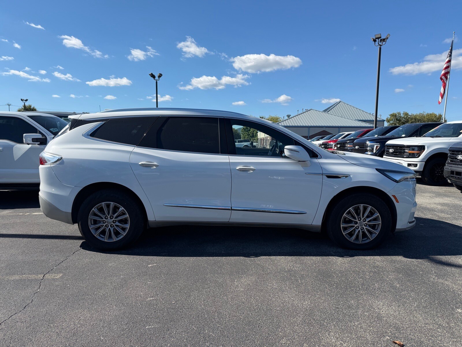 2023 Buick Enclave Essence photo 2