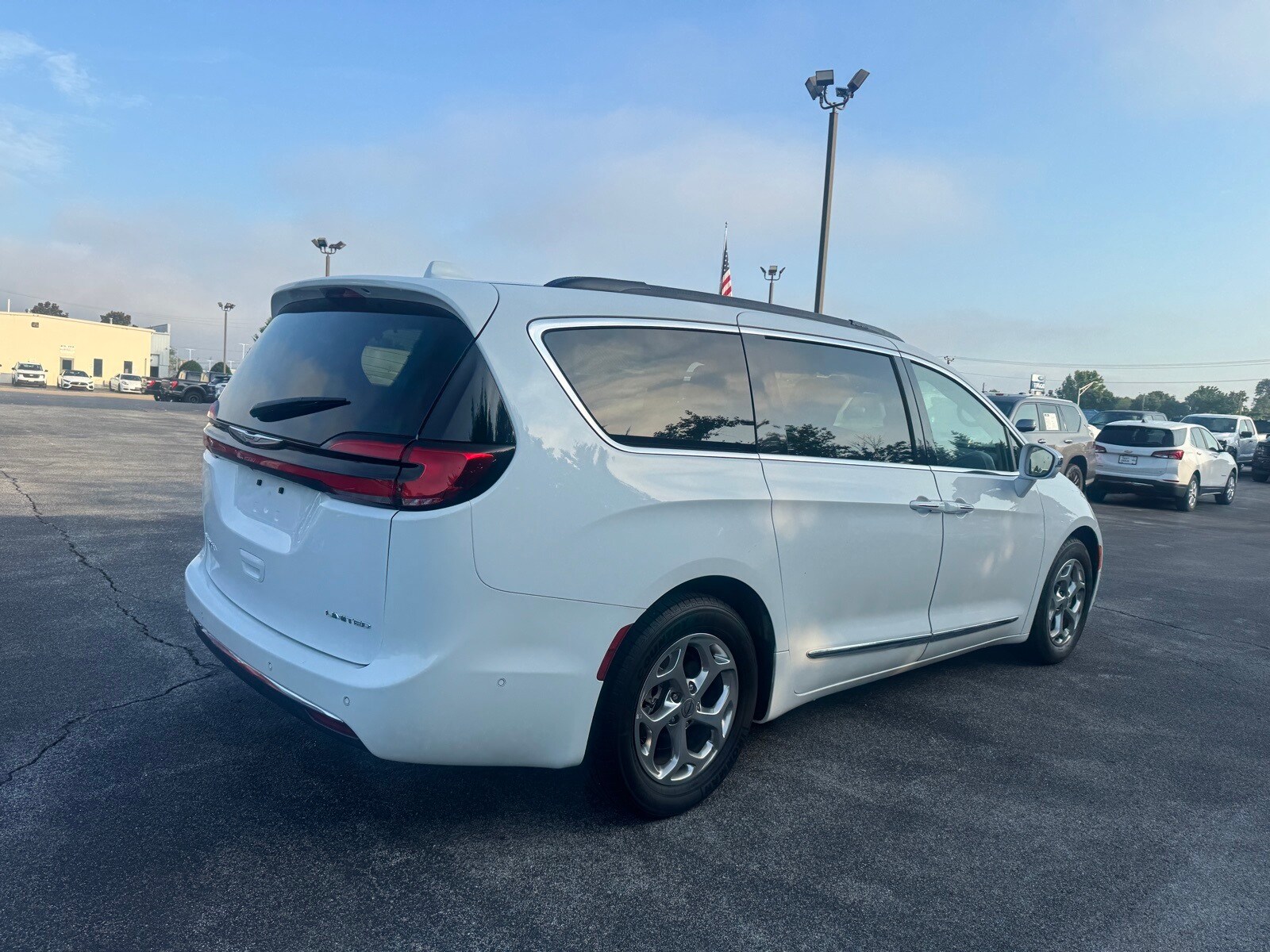 2022 Chrysler Pacifica Limited photo 2