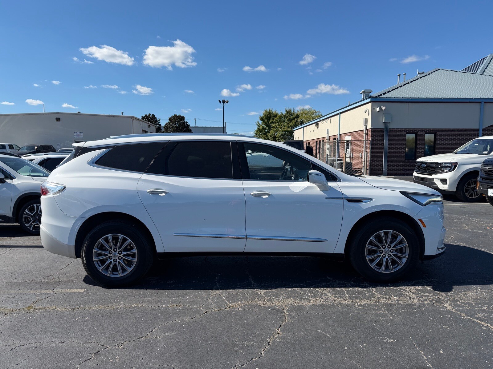 2023 Buick Enclave Essence photo 3