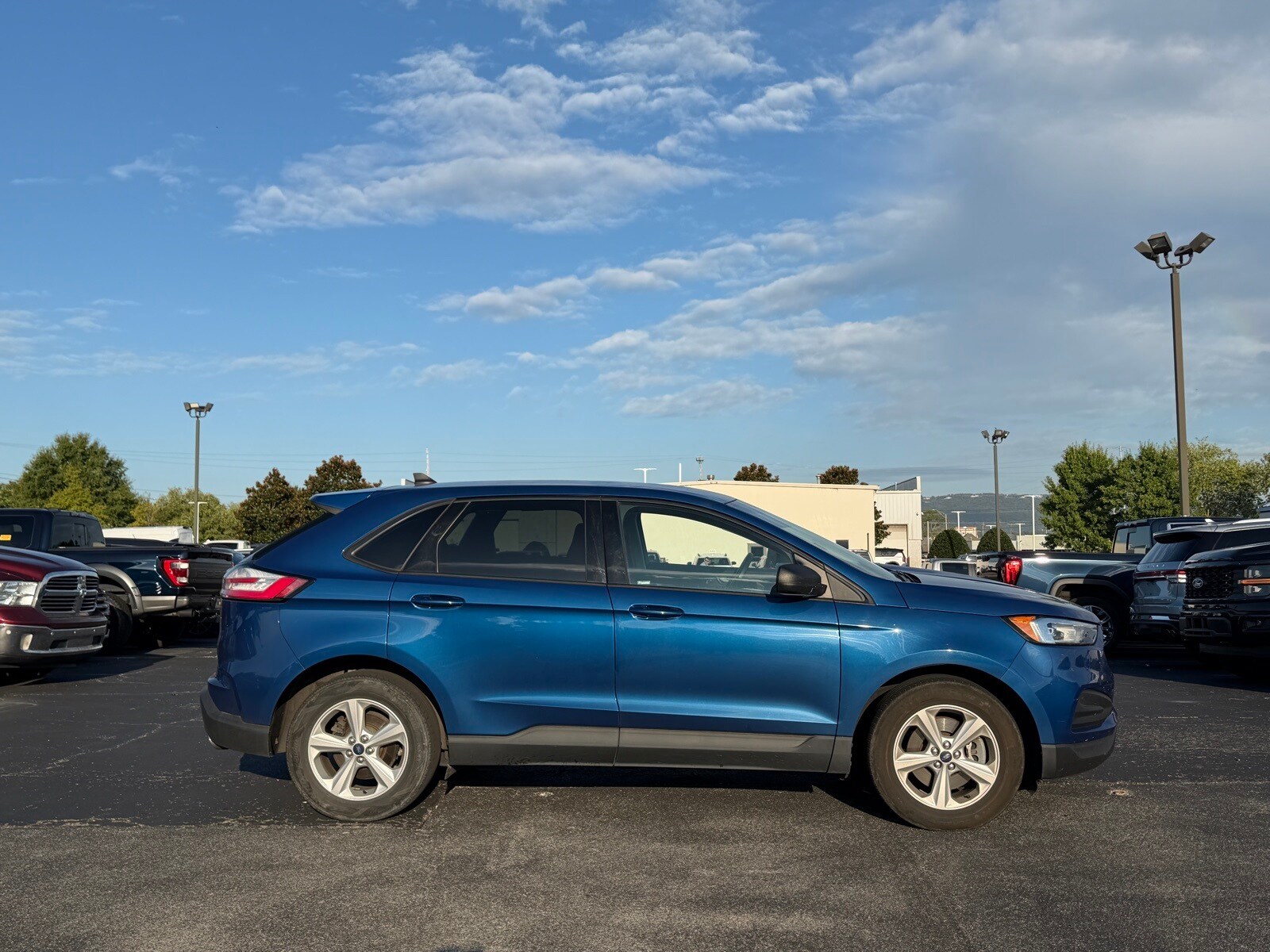 2020 Ford Edge SE photo 2