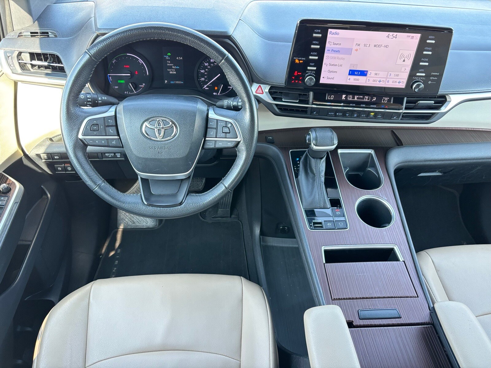 2022 Toyota Sienna XLE photo 3