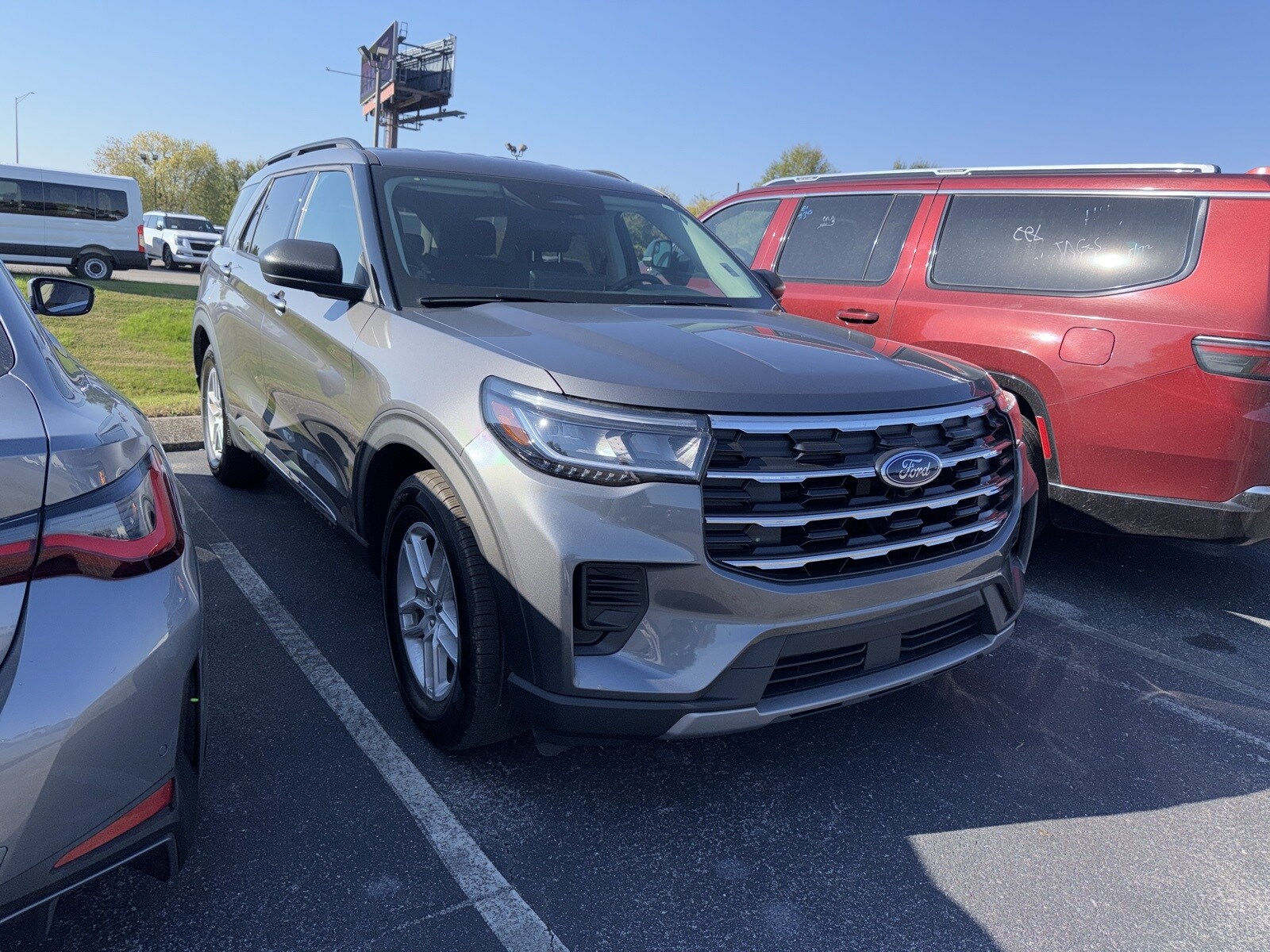 2025 Ford Explorer photo 2