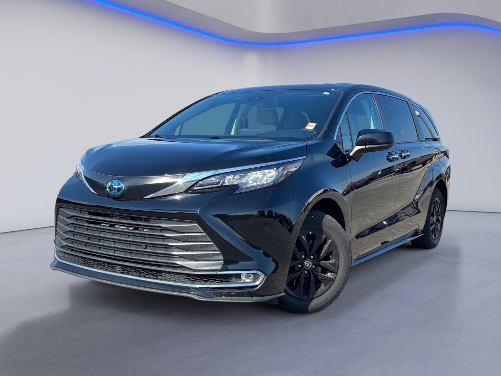 2022 Toyota Sienna XLE photo 2