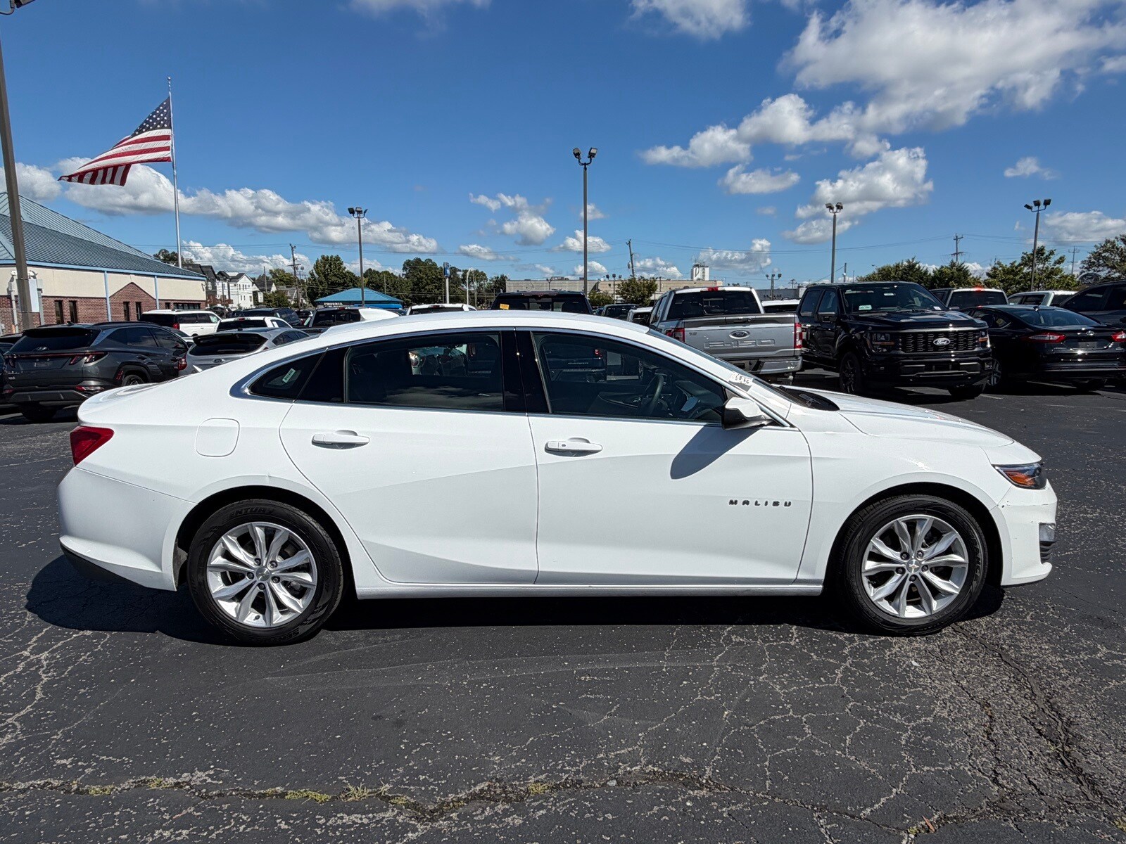 2023 Chevrolet Malibu 1LT photo 2