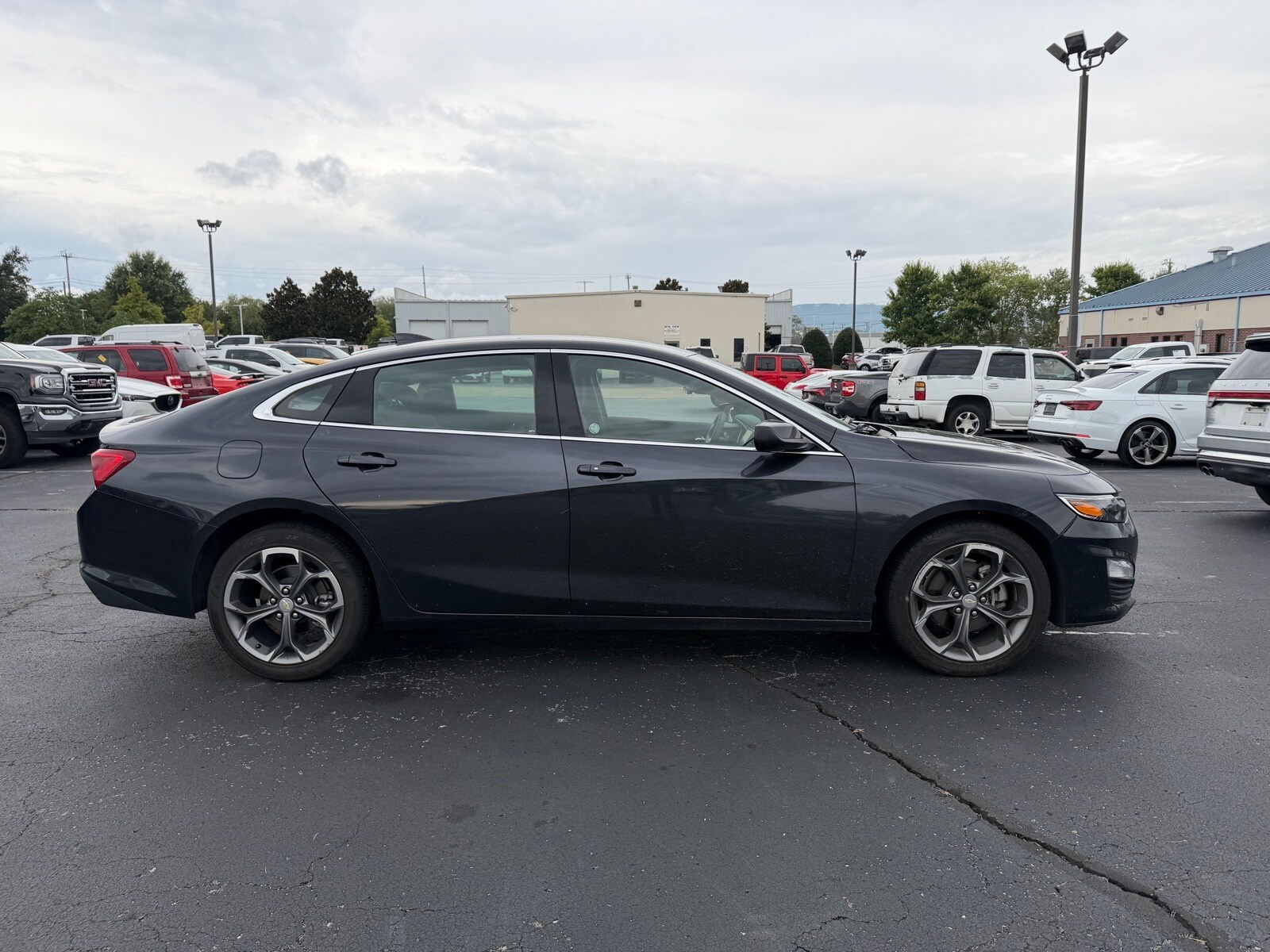 2023 Chevrolet Malibu 1LT photo 2