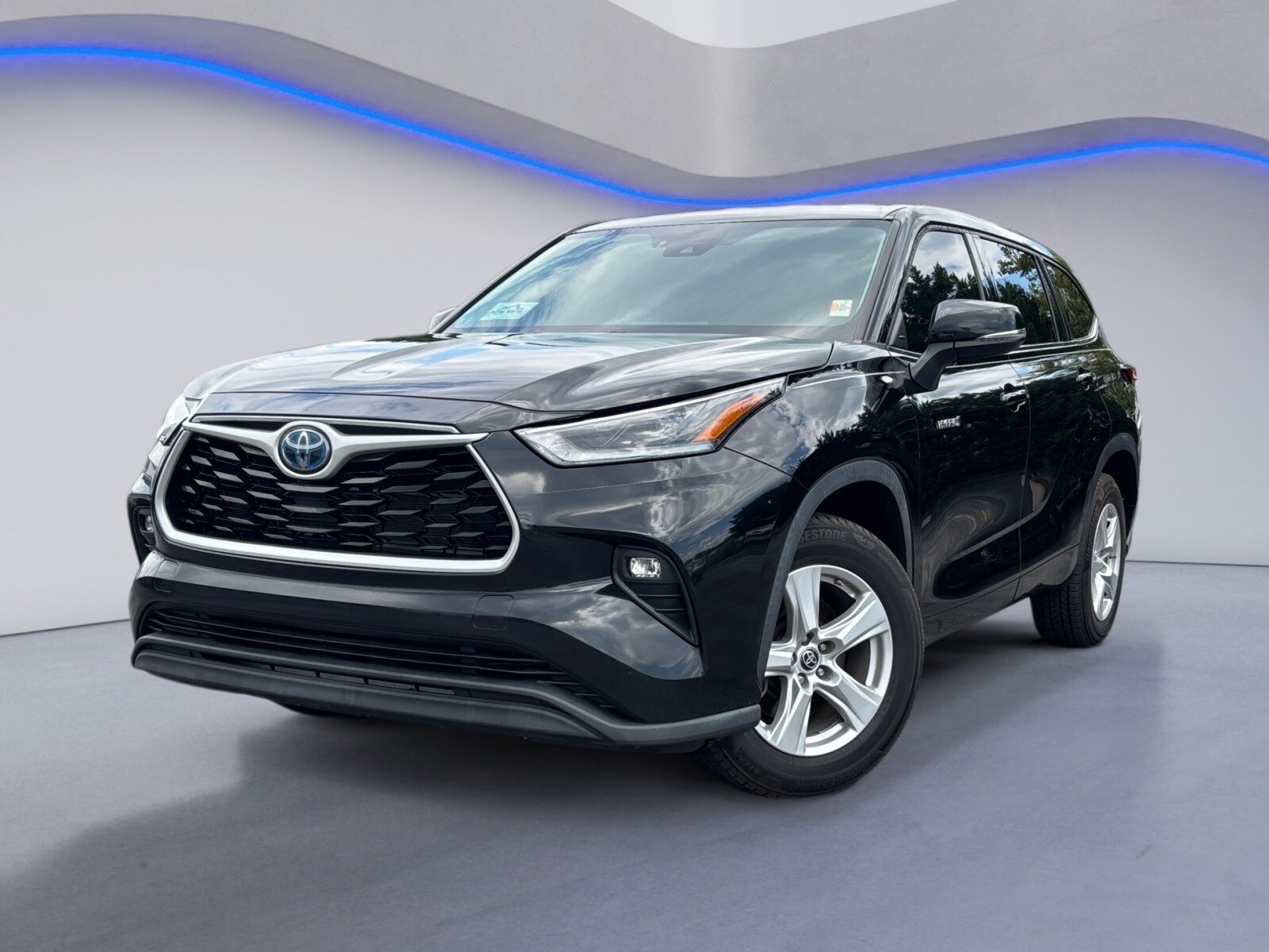 2021 Toyota Highlander Hybrid LE photo 2