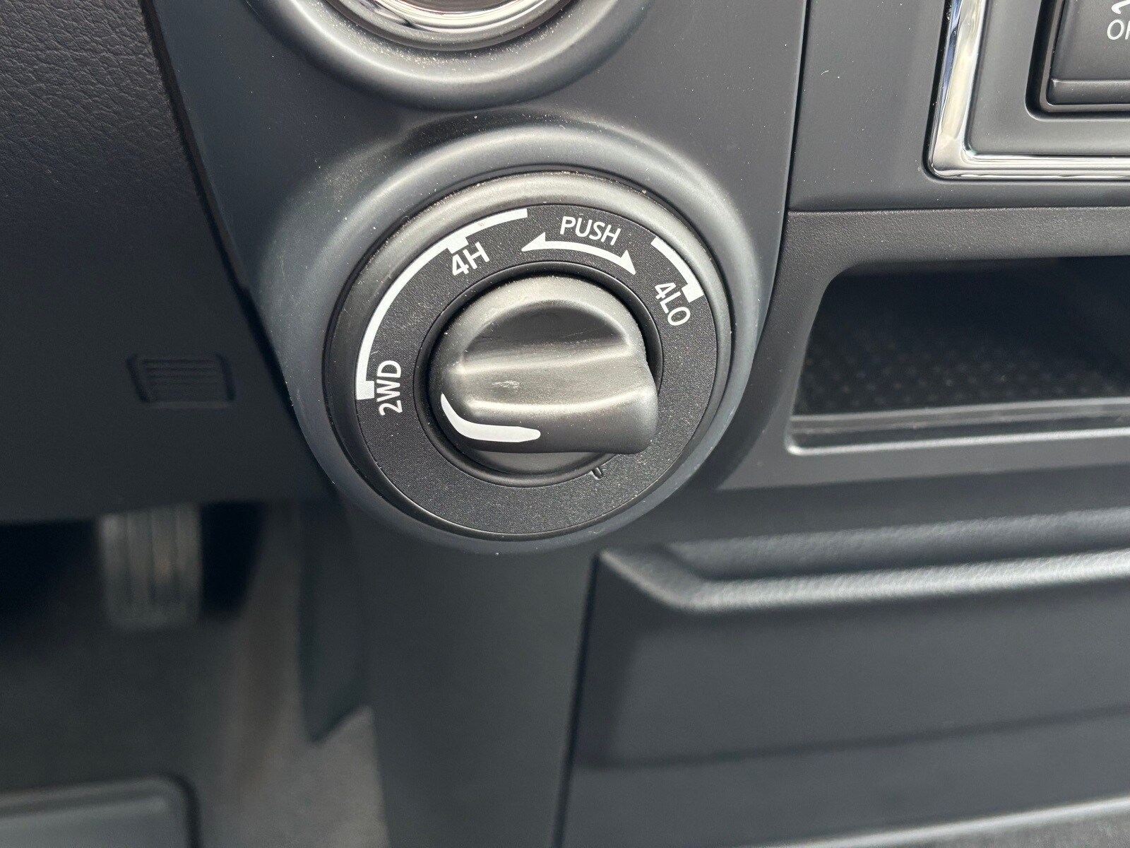 2024 Nissan Titan SV photo 4