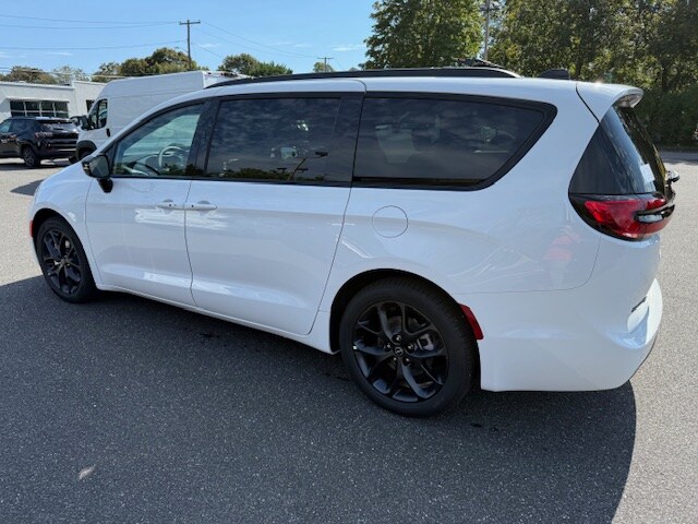 2026 Chrysler Pacifica Limited photo 4