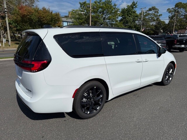 2026 Chrysler Pacifica Limited photo 2