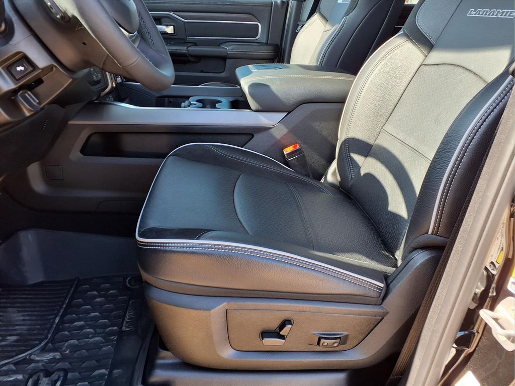 2025 RAM 3500 Laramie - Photo 29