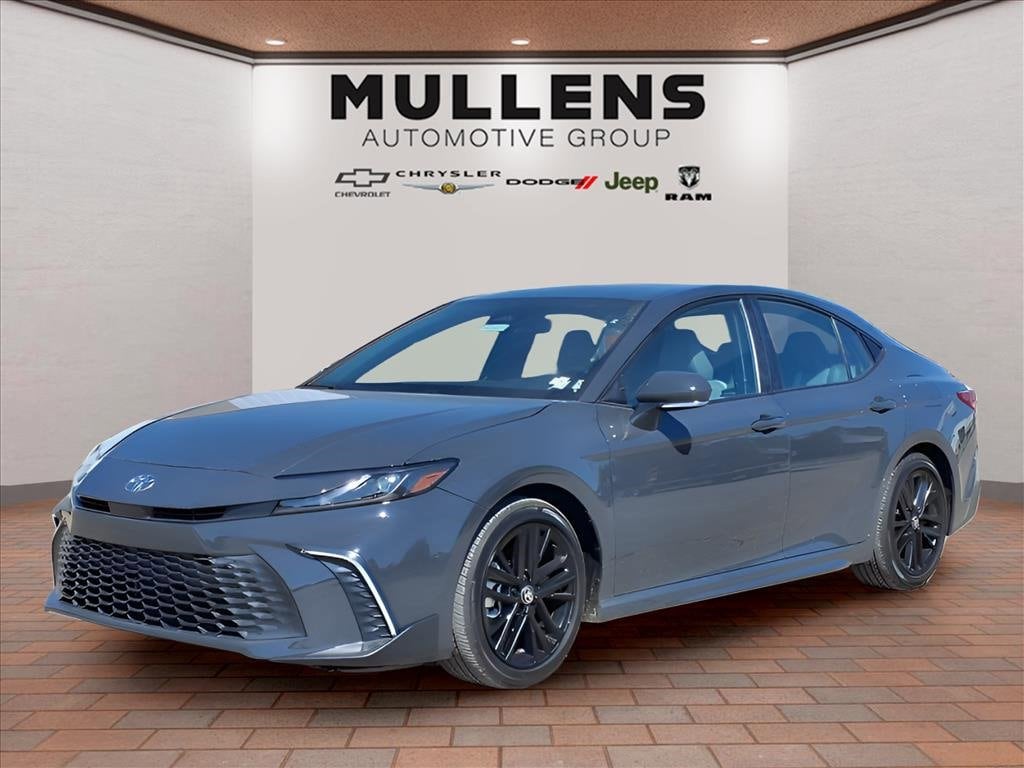 2025 Toyota Camry SE's photo