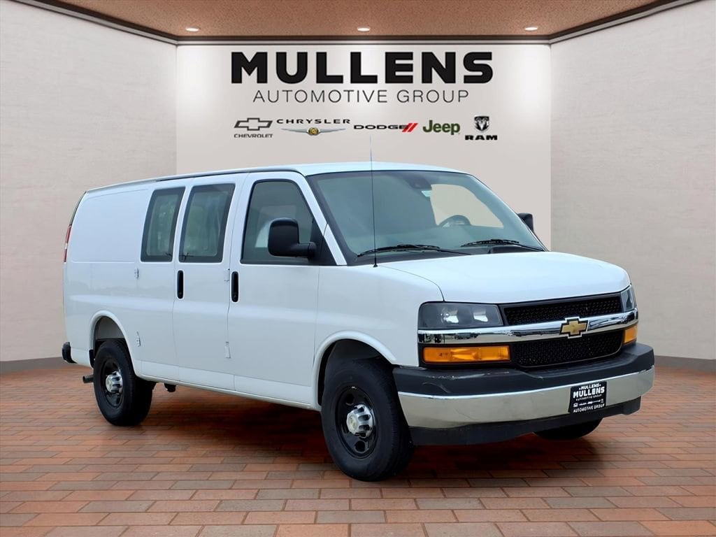 2026 Chevrolet Express 3500 Work Van HD's photo