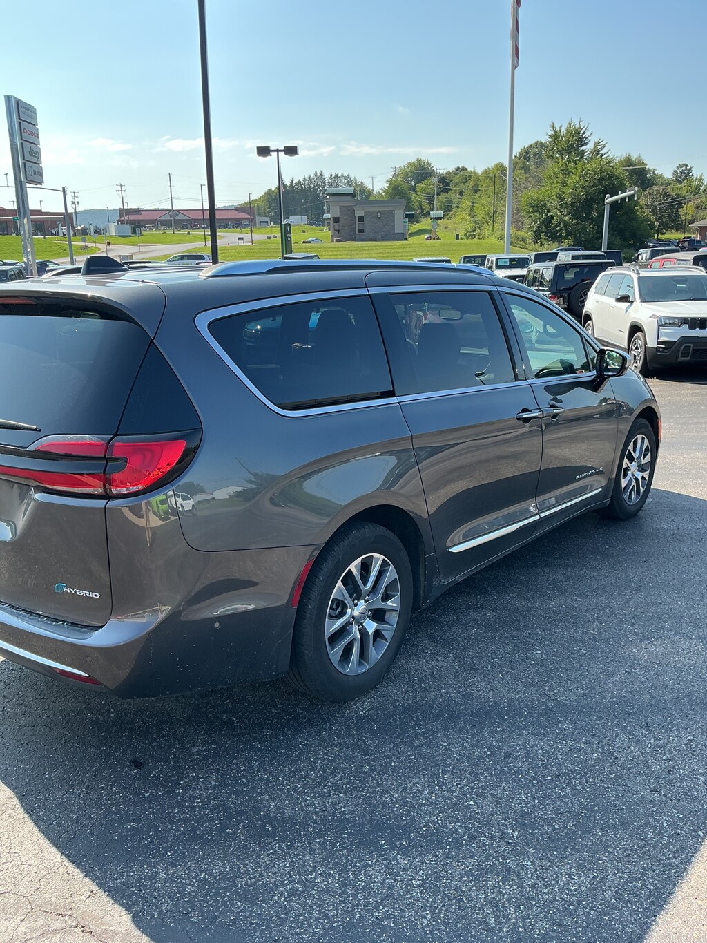 Used 2023 Chrysler Pacifica Hybrid Pinnacle Hybrid Pinnacle FWD