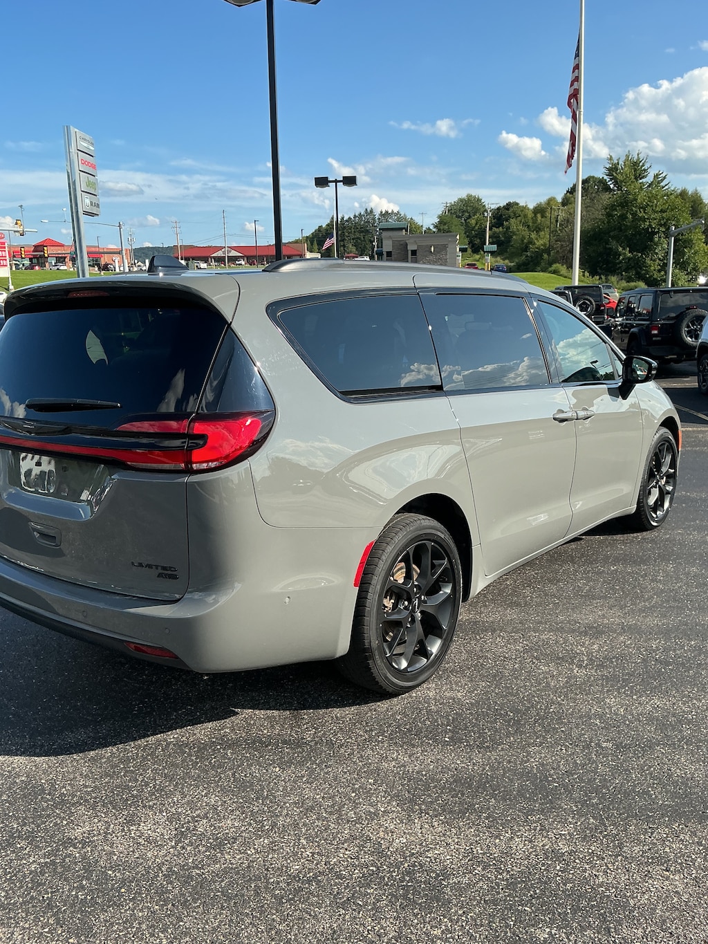 Used 2023 Chrysler Pacifica Limited Limited AWD