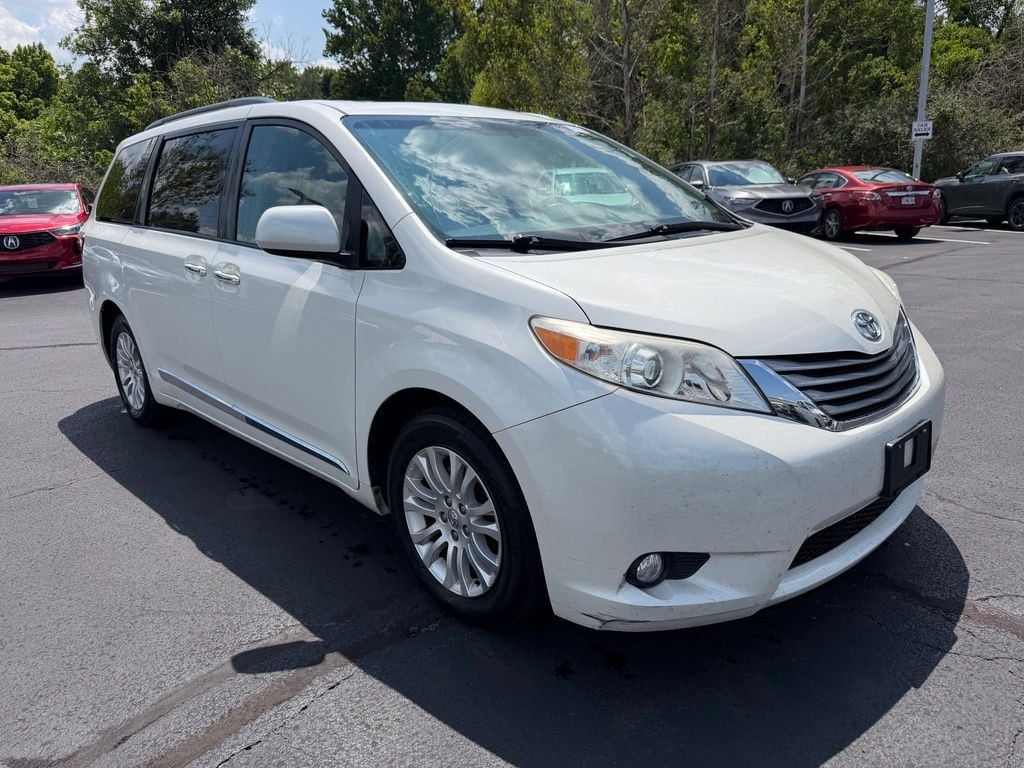 Used 2017 Toyota Sienna XLE Premium 8 Passenger Van