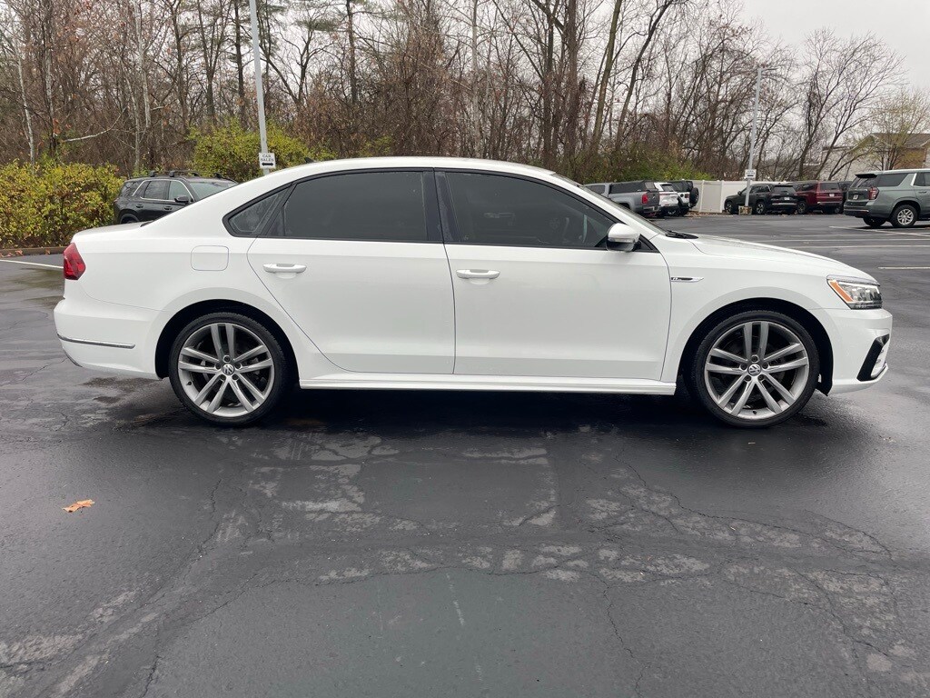 2018 Volkswagen Passat 2.0T R-Line photo 4