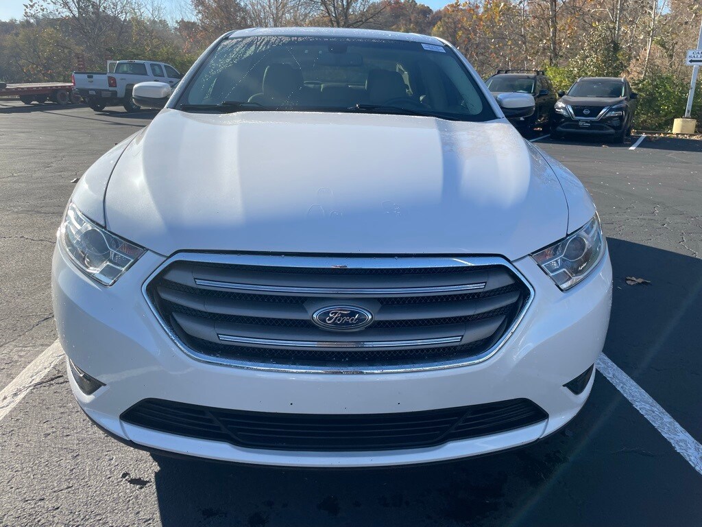 2018 Ford Taurus SEL photo 2