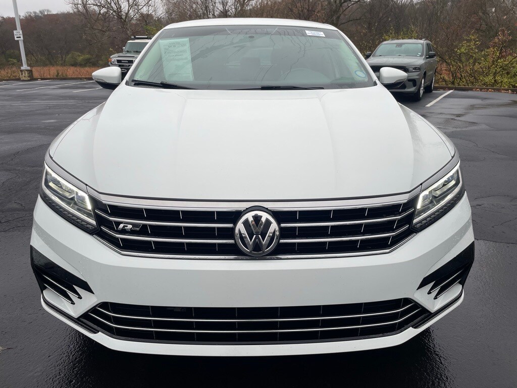 2018 Volkswagen Passat 2.0T R-Line photo 2