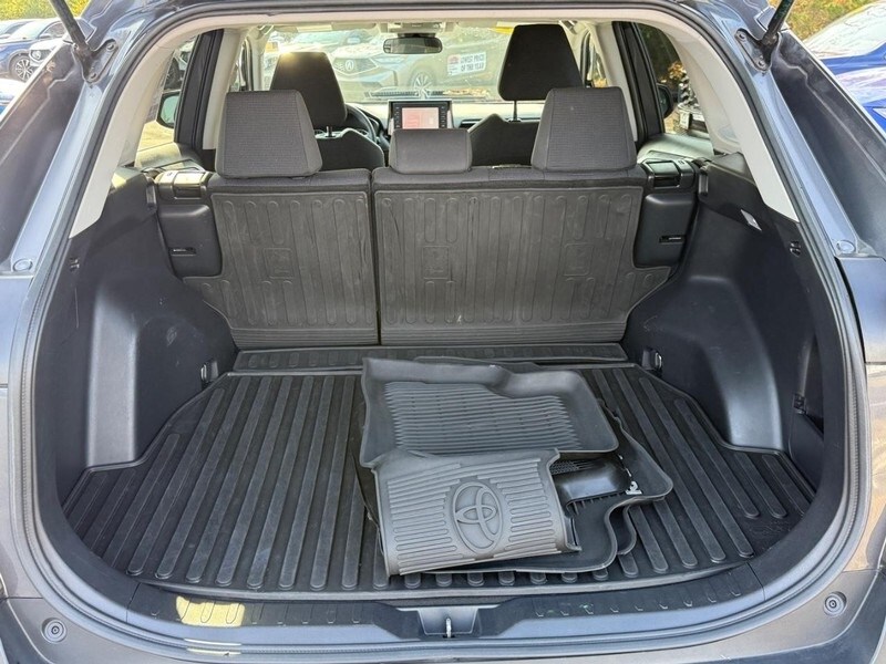 2020 Toyota RAV4 LE photo 2