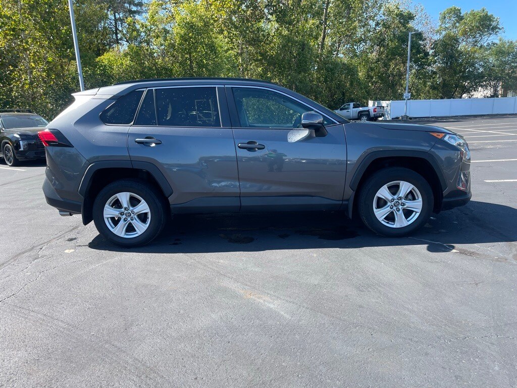2021 Toyota RAV4 XLE photo 4