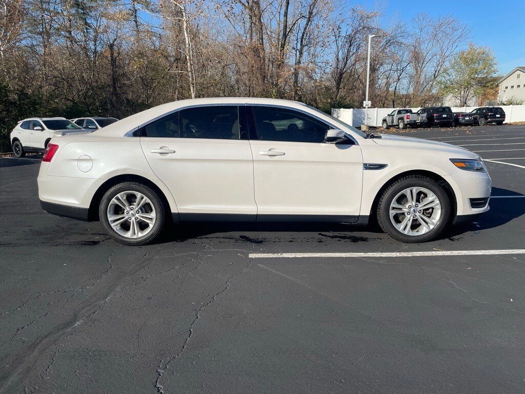 2018 Ford Taurus SEL photo 4